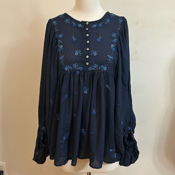 FREE PEOPLE Kiss From a Rose Navy Embroidered Boho Top S - Picture 3 of 11
